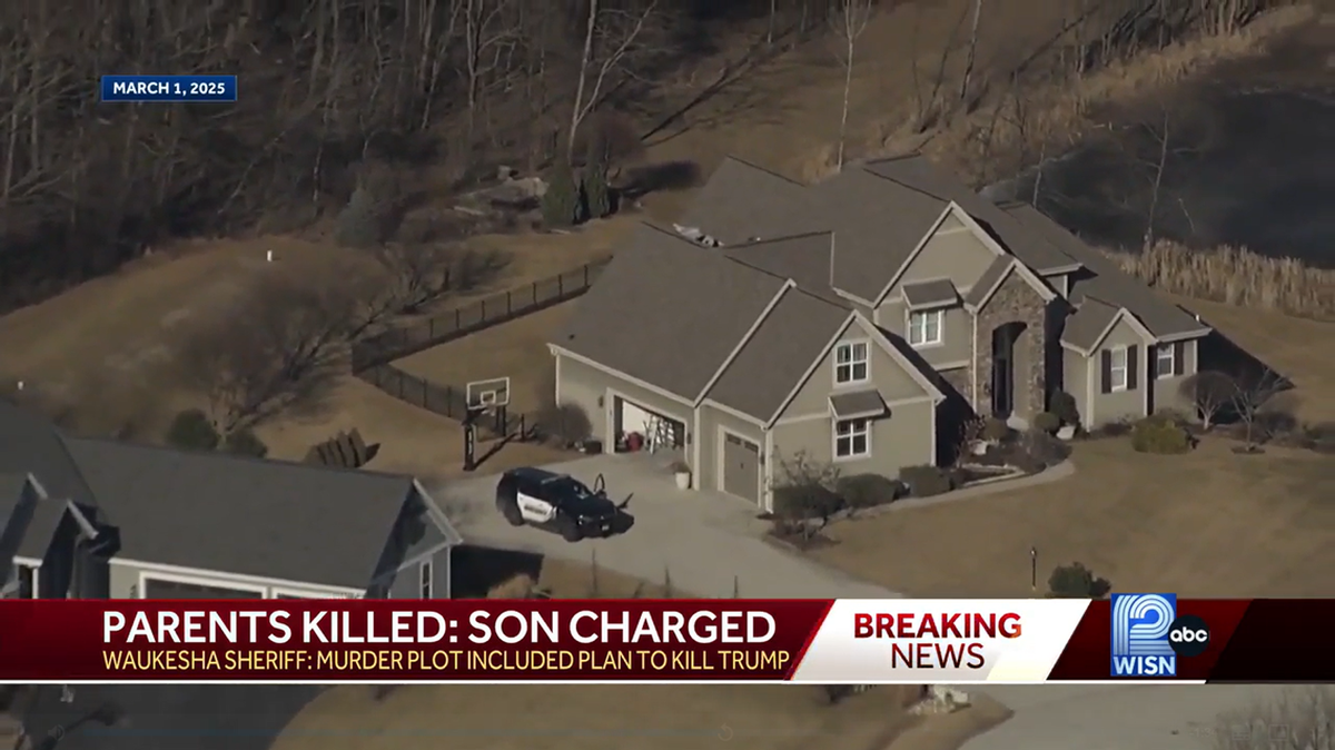 Un adolescente de 17 años fue acusado de matar a su madre y padrastro en el Condado Waukesha, Wisconsin, como parte de un plan para asesinar al presidente Donald Trump, de acuerdo a las autoridades.