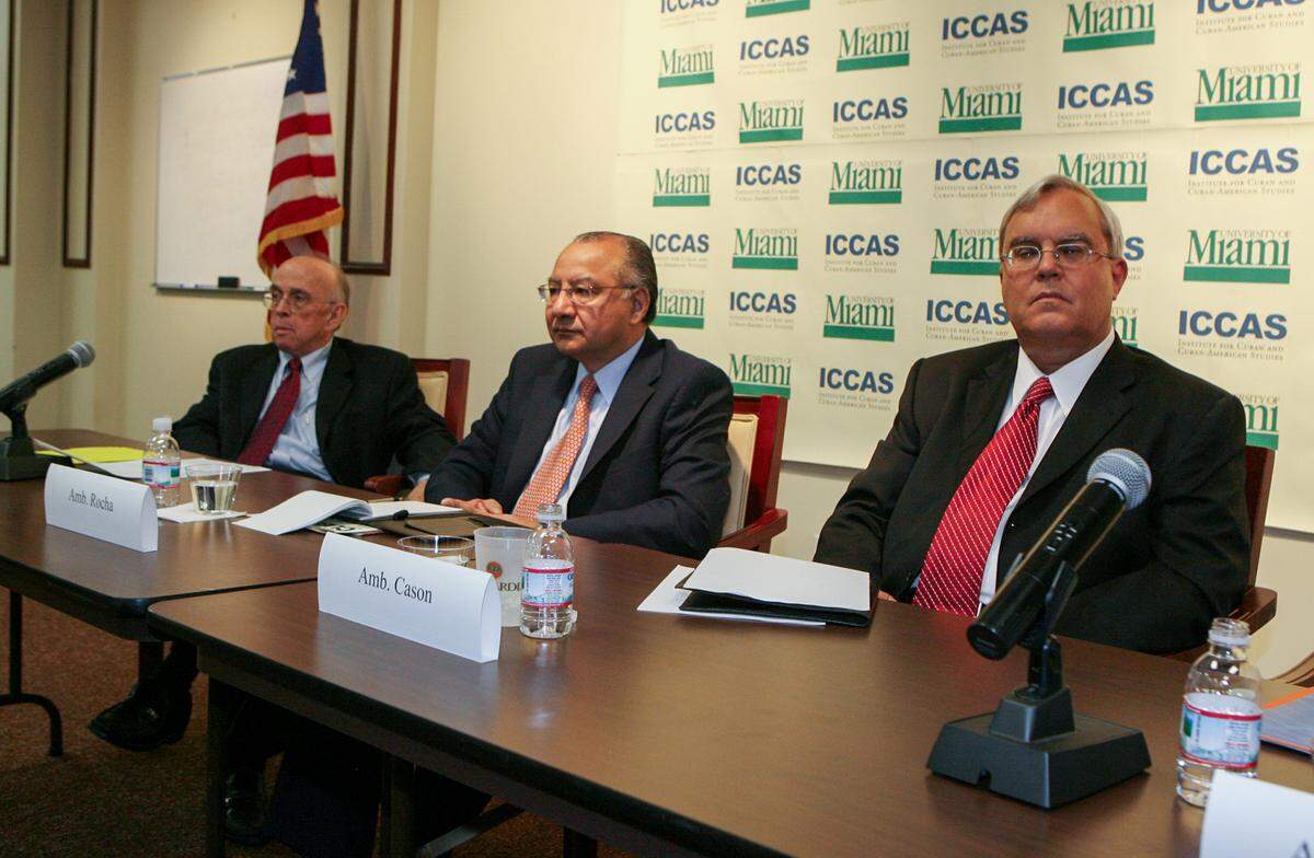 01/23/09 Photo by Hector Gabino/El Nuevo Herald Staff - -Ambassador James Cason and Manuel Rocha along with Jaime Suchlicki during the event “US Policy towards Cuba: A conversation with American Diplomats” at the Institute for Cuban -American Studies on Friday night.