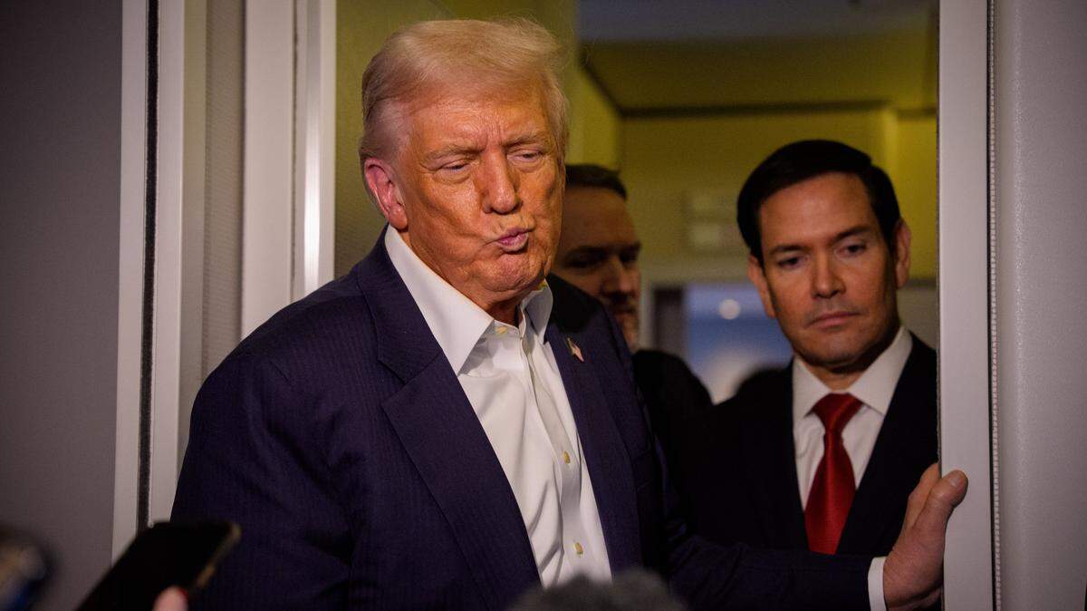 IN FLIGHT - OCTOBER 27: U.S. President Donald Trump, accompanied by U.S. Secretary of State Marco Rubio (R), takes a question from a reporter aboard Air Force One on October 27, 2025, in flight. Trump is in route to Japan after attending the Association of Southeast Asian Nations (ASEAN) summit in Malaysia, and will travel on to South Korea for the Asia-Pacific Economic Cooperation (APEC) forum. (Photo by Andrew Harnik/Getty Images)