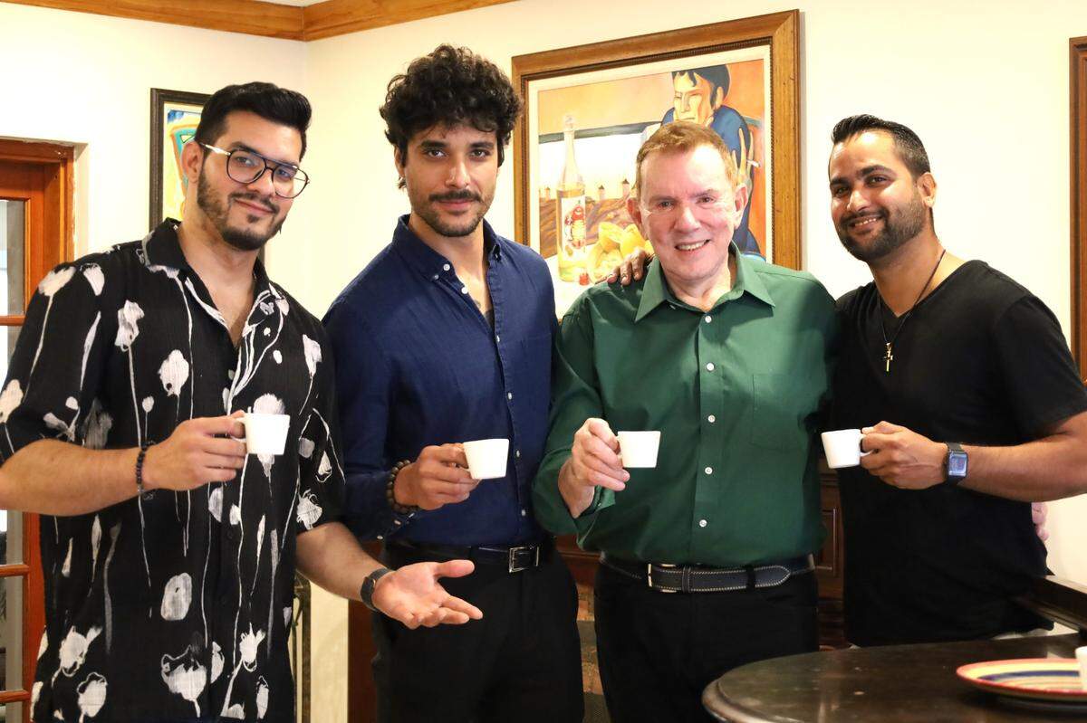 Meme con Ernesto Cabrera, Héctor Téllez Jr y Saeed Mohammed.