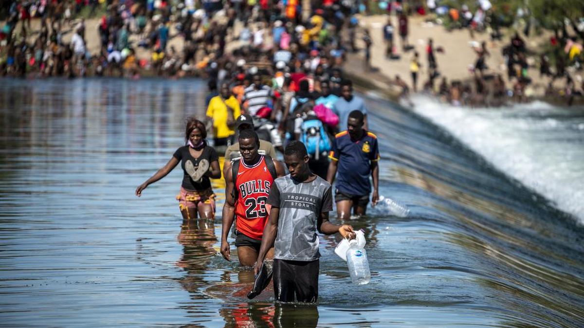 Migrantes cruzan entre los Estados Unidos y México en el Río Grande en Ciudad Acuña, México, el jueves 16 de septiembre de 2021. Sergio Flores para The Washington Post