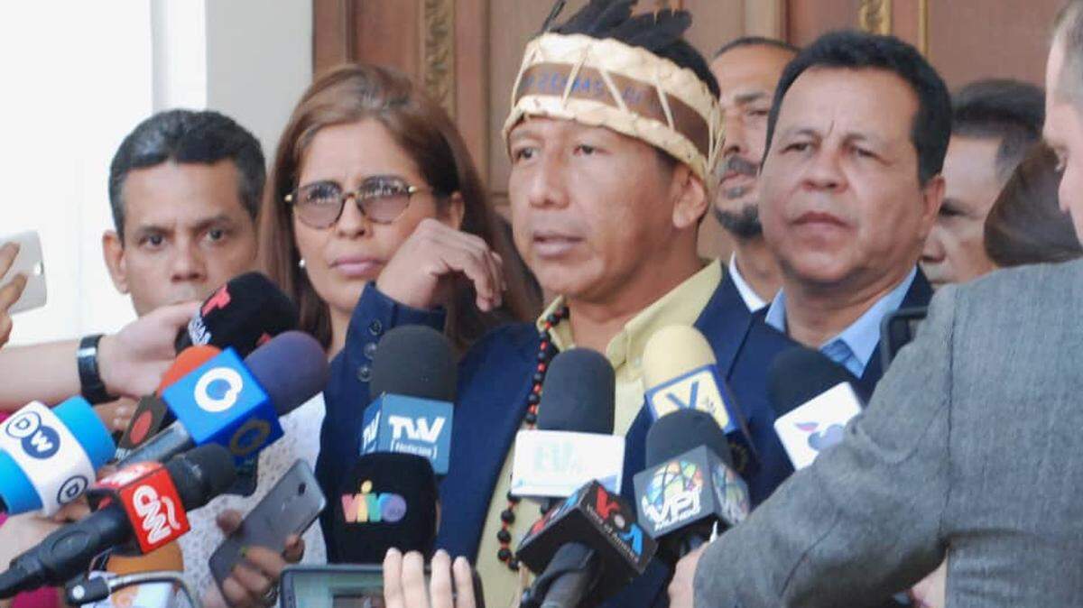 El diputado de la Asamblea Nacional de Venezuela y cacique indígena, Romel Guzamana, hace declaraciones a la prensa el 26 de febrero de 2019 en Caracas.
