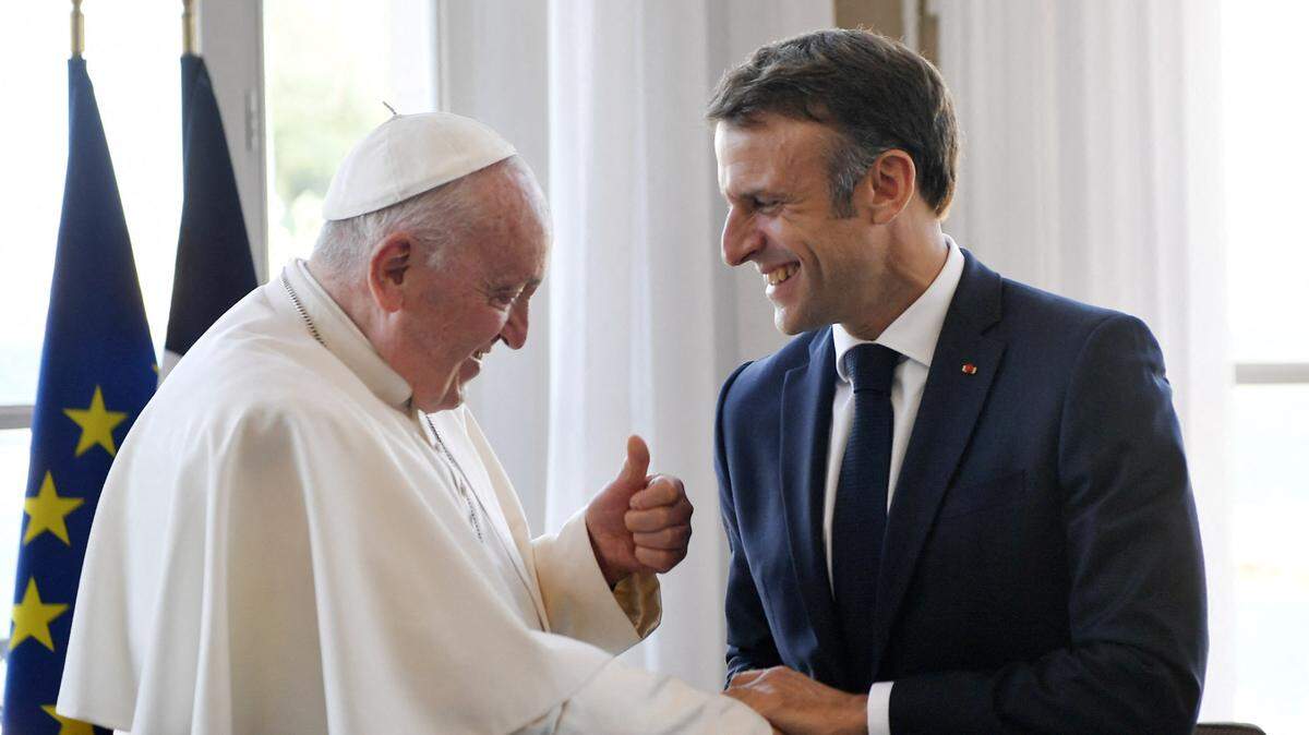 El papa Francisco se reúne con el presidente de Francia, Emmanuel Macron, en Marsella, el sábado 23 de septiembre de 2023.