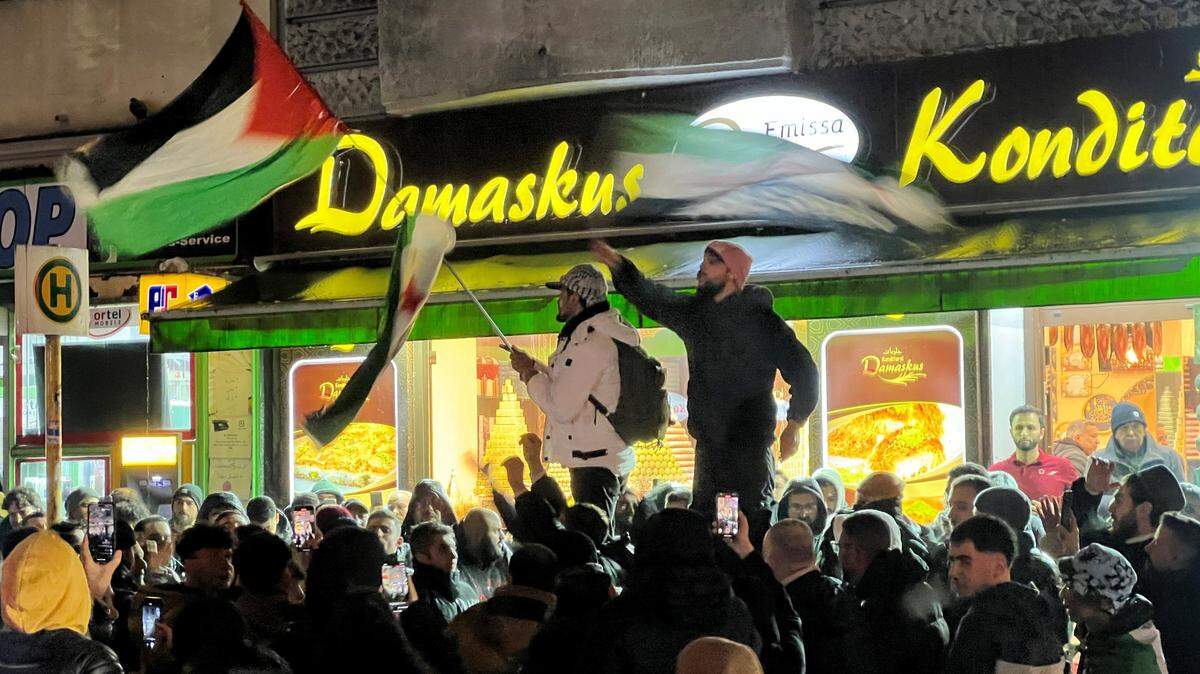 Miles de sirios en Alemania celebran el derrocamiento del régimen del gobernante Bashar al Asad, el sábado 7 de diciembre de 2024, en Berlín.