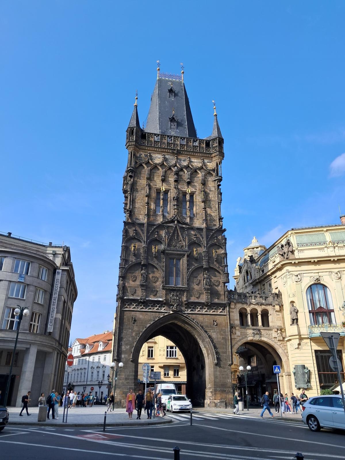 La Torre de la Polvora es una de las puertas originales de Praga. Data del siglo XV y conduce a la Ciudad Vieja.