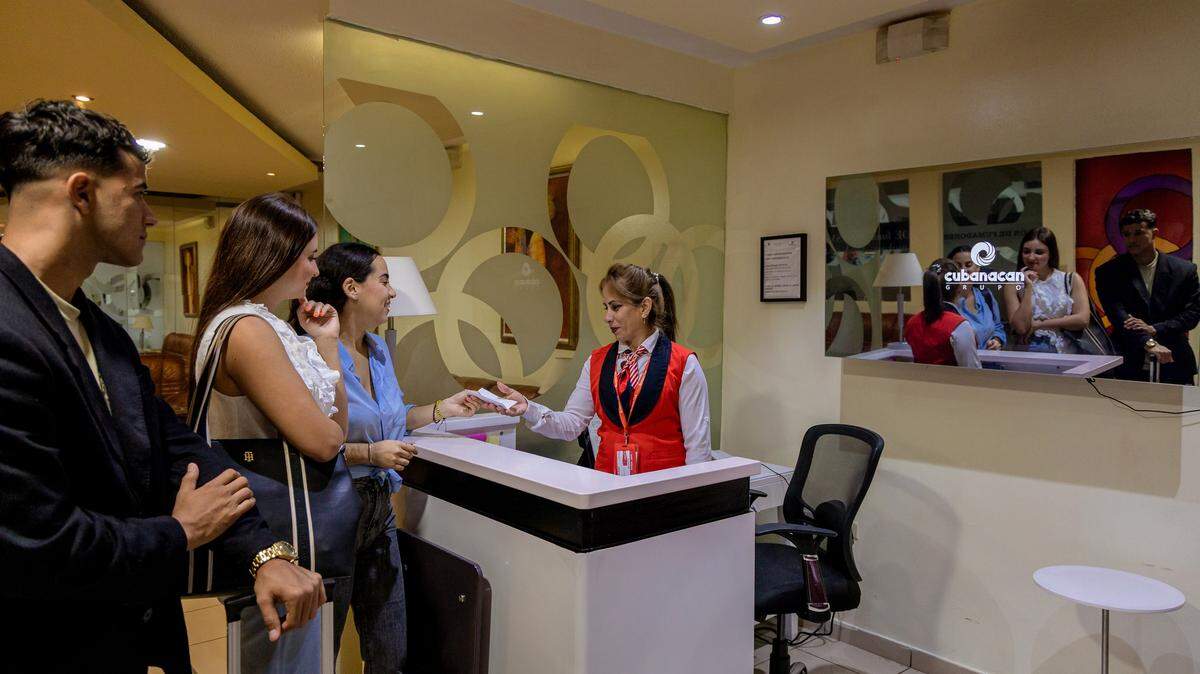 El aeropuerto internacional de La Habana, Cuba, promueve ofertas VIP para viajeros en plena crisis turística. 