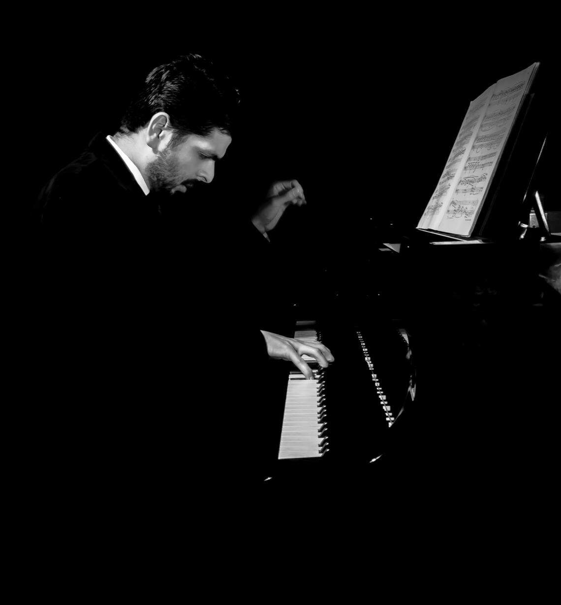 Kristhyan Benítez toca el piano. Benítez es cocreador de “A Fuego Lento”, que se estrena en Norteamérica en Miami.