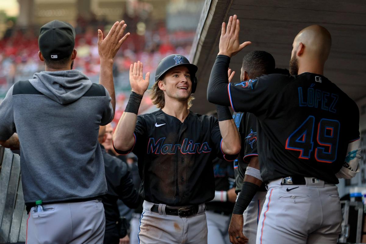 El tercera base Luke Williams es felicitado tras anotar una carrera en el quinto inning del partido ante los Rojos, celebrado el 26 de julio de 2022 en Cincinnati.