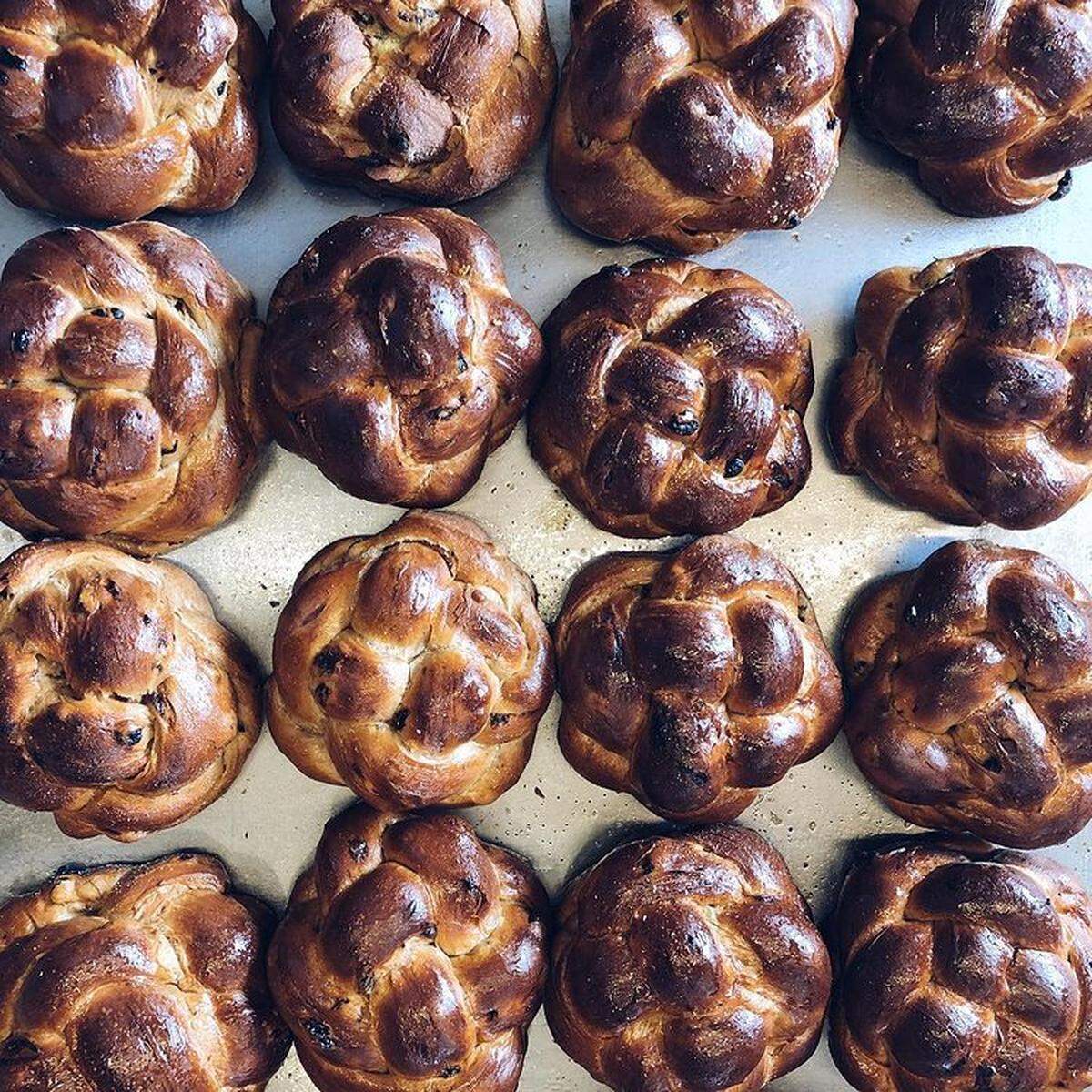 Zak The Baker sirve una variedad de sopas y sándwiches, además de pan recién horneado (una selección de los cuales también está disponible para su compra en tiendas especializadas selectas de la ciudad).