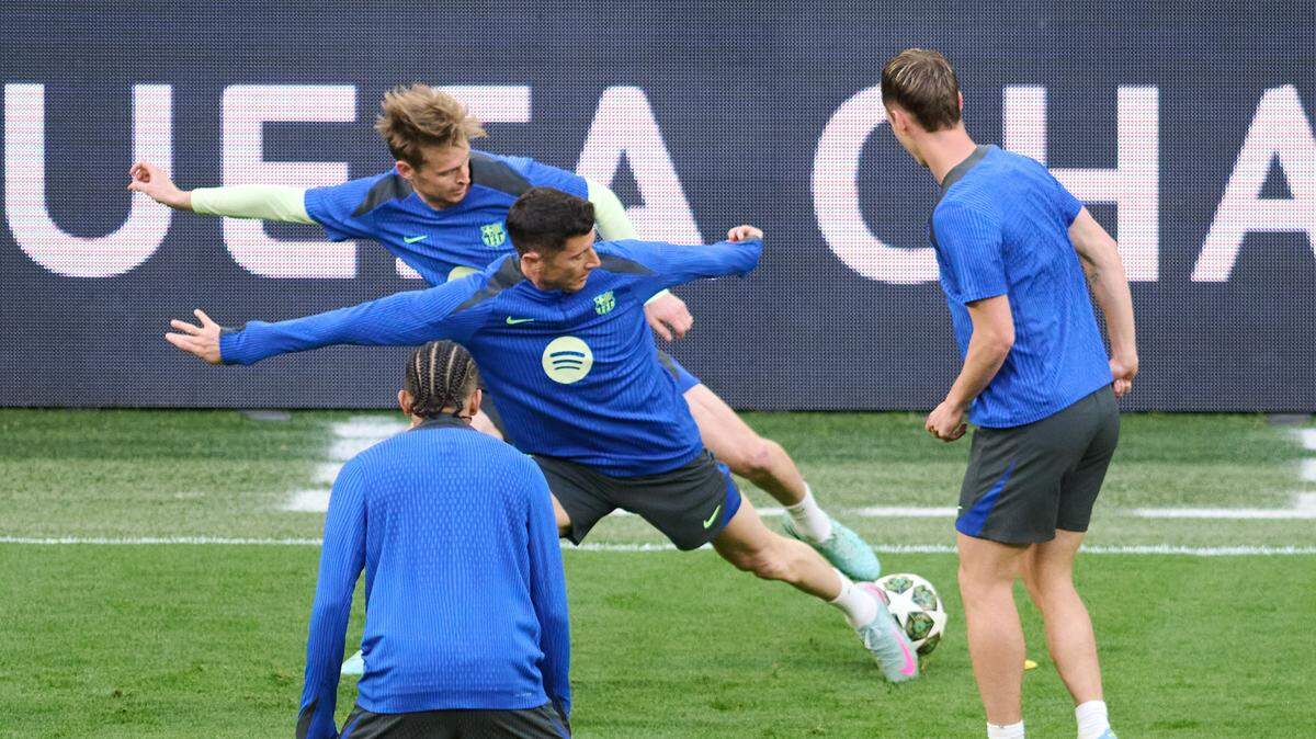 El jugador de Barcelona Robert Lewandowski (centro) durante un entrenamiento del equipo el lunes, previo al partido de vuelta con Borussia Dortmund en los cuartos de final de la Liga de Campeones.