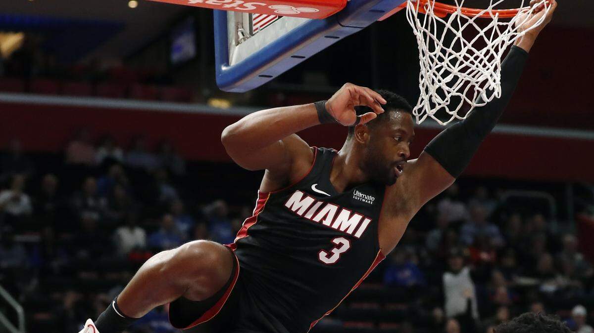 El escolta del Heat Dwyane Wade (izq.) clava la pelota en el partido ante los Pistons, celebrado el 5 de noviembre de 2018 en Detroit.
