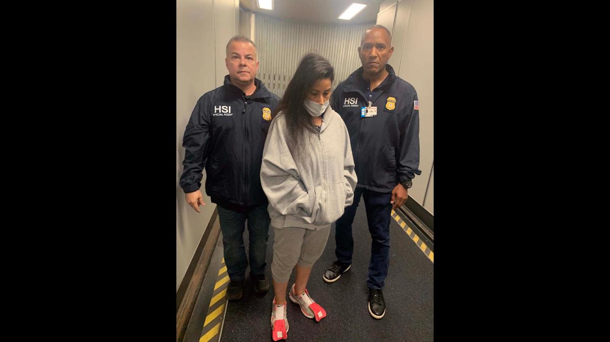 Agentes especiales de la unidad de Investigaciones del Departamento de Seguridad Nacional escoltan a la extesorera nacional venezolana Claudia Patricia Díaz Guillén fuera del Aeropuerto Internacional de Miami después de que su vuelo llegara desde España.