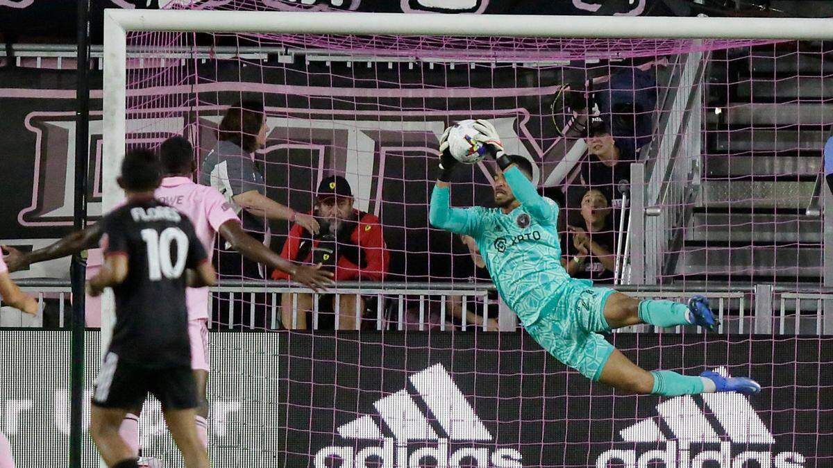 El portero del Inter Miami CF, Drake Callender, fue el héroe del equipo en el empate 0-0 ante el Philadelphia Union en el Subaru Park. En la foto hace una atajada durante un partido contra DC United el 14 de mayo de 2022 en el estadio DRV PNK en Fort Lauderdale.