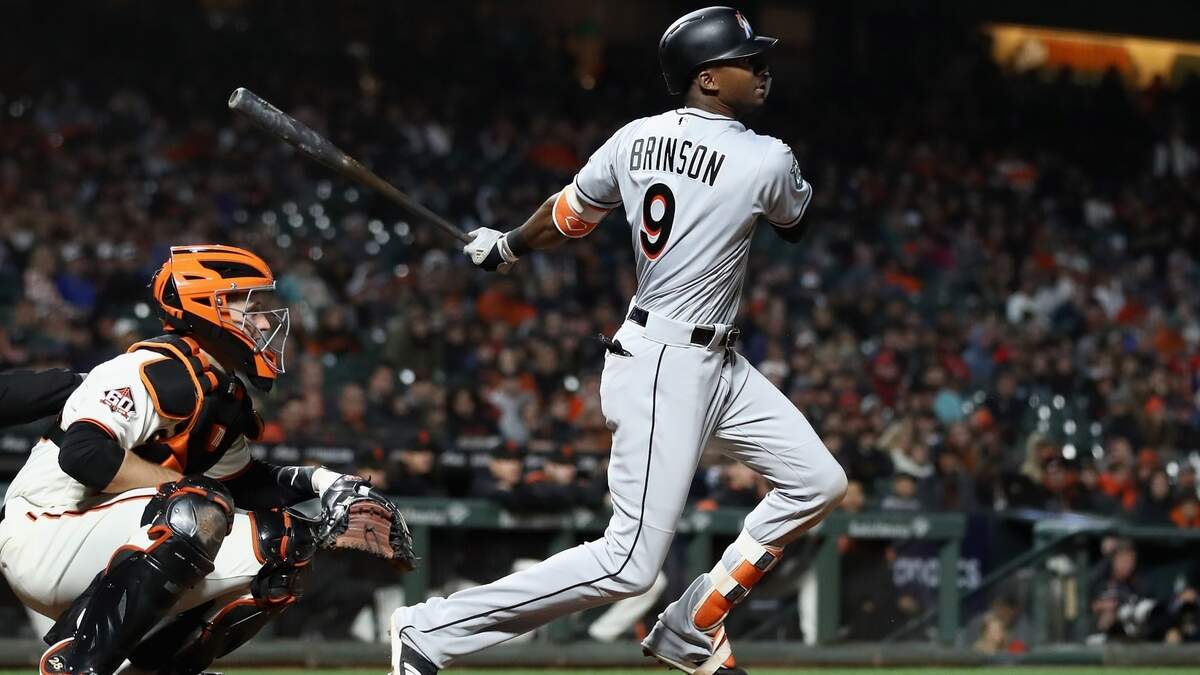 LEWIS BRINSON pega el sencillo que empata el juego en el noveno contra los Gigantes.