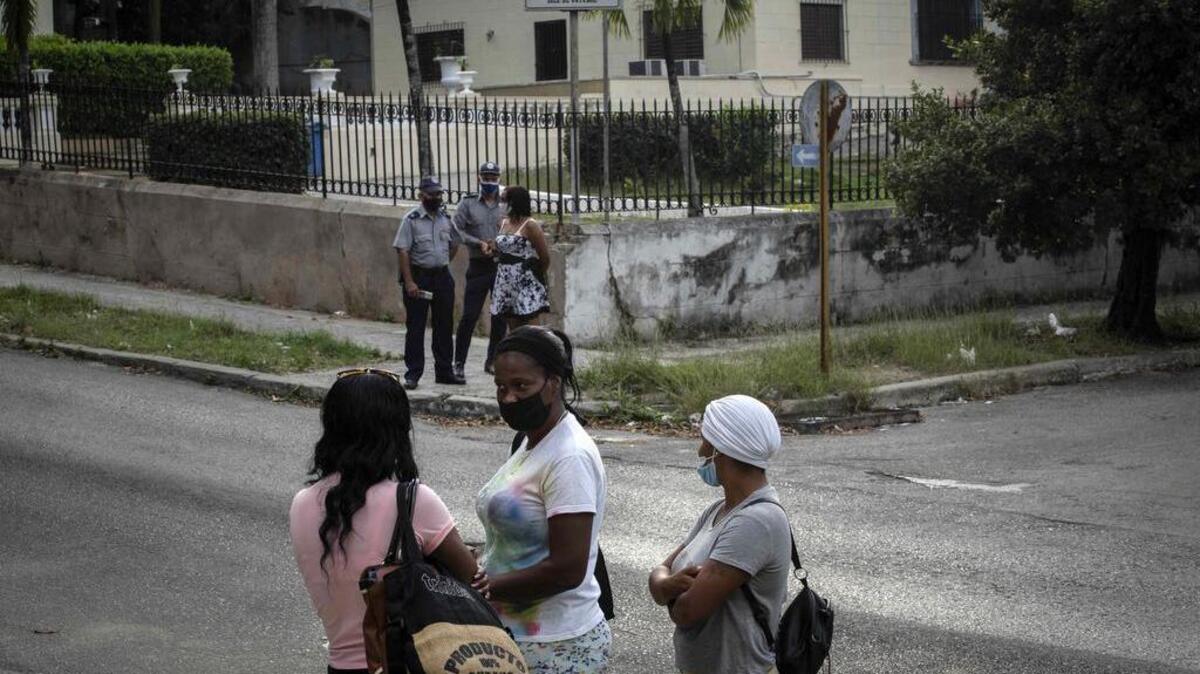 Familiares de los detenidos durante las protestas del 11 de julio, frente al edificio del tribunal donde están siendo juzgados, al término de la sesión, en La Habana, Cuba, el martes 11 de enero de 2022. . (Foto AP/Ramón Espinosa)