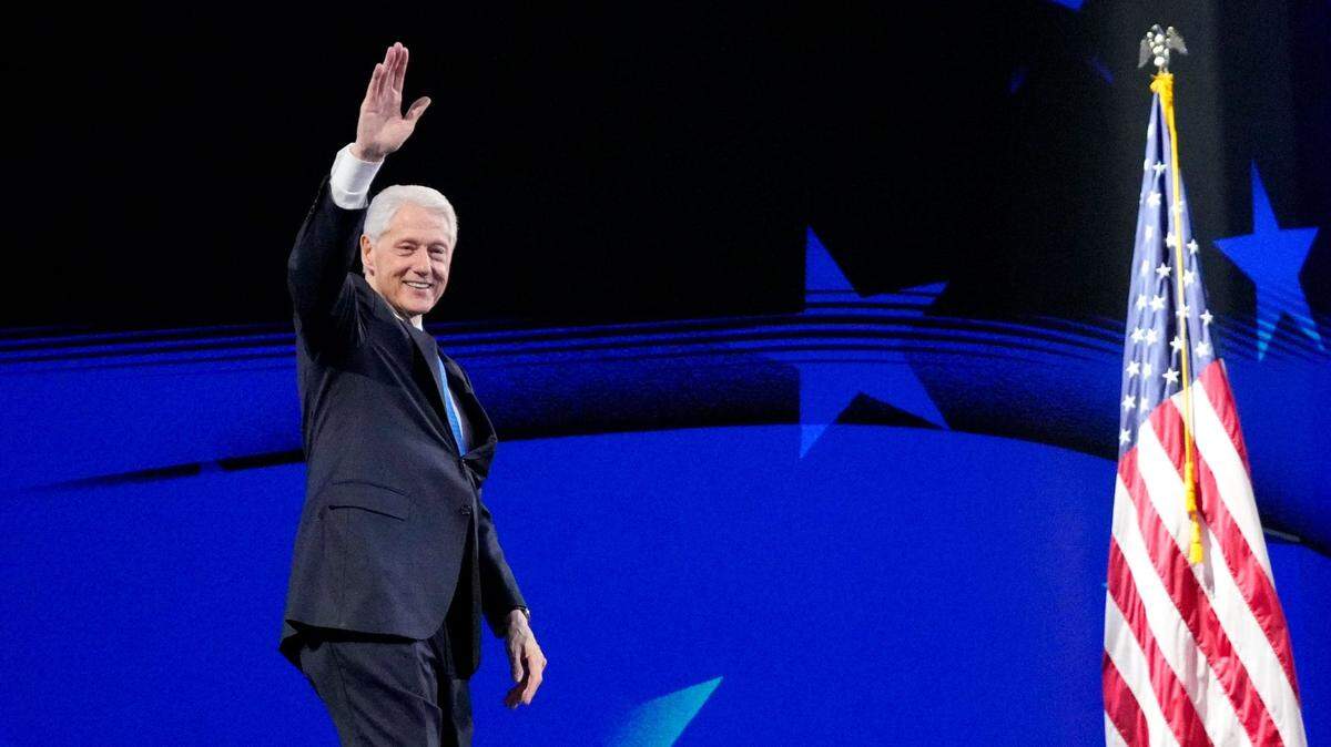 El expresidente de Estados Unidos Bill Clinton (1993-2001) pronunció este miércoles en la convención demócrata en Chicago uno de los discursos más cautivadores de la noche, improvisando y bromeando sobre cómo Kamala Harris, si es elegida, habrá batido su récord como el mandatario que más tiempo ha pasado en un McDonald’s.
