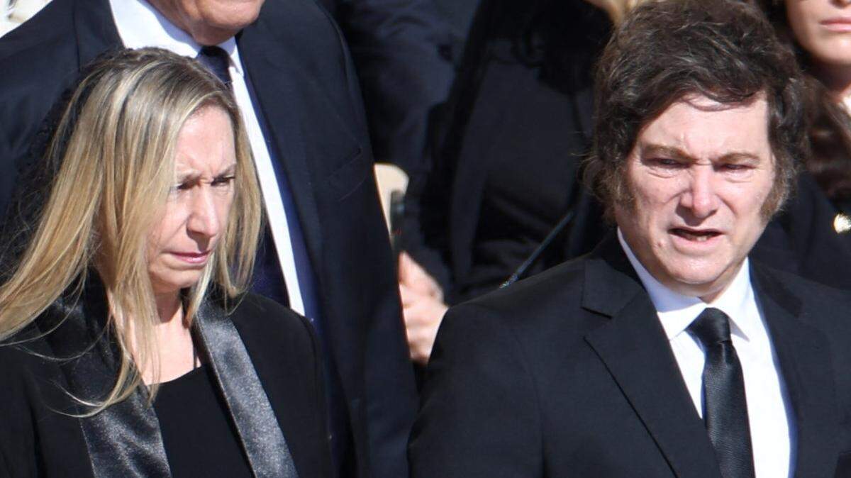 El presidente de Argentina, Javier Milei, y su hermana, Karina Milei, asisten al funeral del papa Francisco en la Plaza de San Pedro, Ciudad del Vaticano, el 26 de abril de 2025.