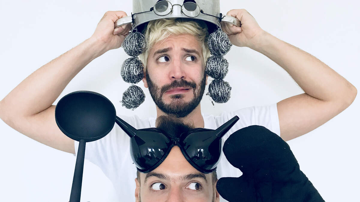 Saúl Mauricio Mendoza y Leonardo Van Schermbeek  en la comedia “En el País de la Cocina”, escrita por Sergio Andricaín y Antonio Orlando Rodríguez y donde el artista visual Carlos Estévez creó, a partir de utensilios de cocina, las máscaras que se usarán en el espectáculo.