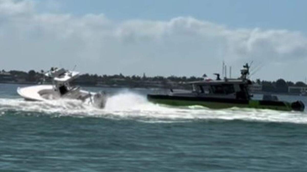 Un barco de las fuerzas de seguridad se acerca a una embarcación de consola central que estaba girando fuera de control en la Bahía de Biscayne el sábado 28 de marzo de 2026, frente a Key Biscayne, cerca del banco de arena de Nixon Beach. Una mujer murió y un hombre resultó gravemente herido. Enzo Ramos / Cortesía de Martin Luciani / TowBoatUS Miami