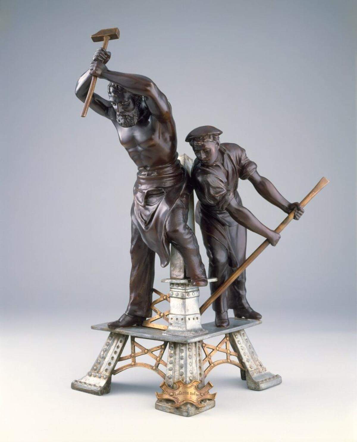 “La Gloire du fer” (La gloria del hierro), escultura en bronce, estaño, latón, c. 1889. Arthur Waagen (francés, n. Prusia Oriental, actual Lituania, 1833-1898).