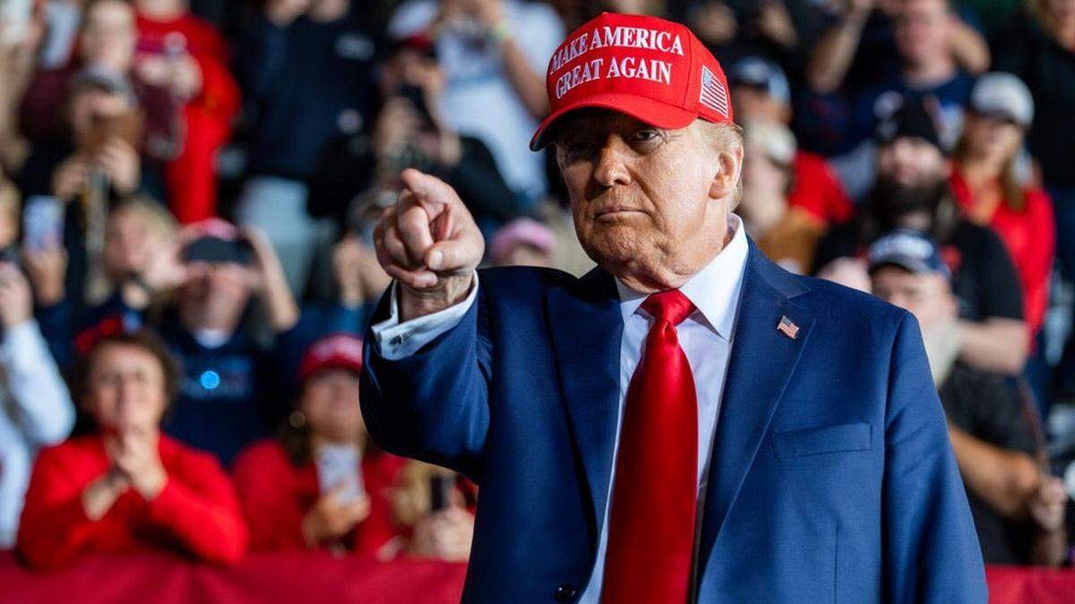Foto de archivo. El expresidente y candidato republicano Donald Trump se refirió este lunes a la llegada de migrantes a la frontera suroeste de Estados Unidos como una “invasión de asesinos y depredadores de niños” durante un mitin en la ciudad de Reading (Pensilvania), que cuenta con un 70 % de población de origen hispano.