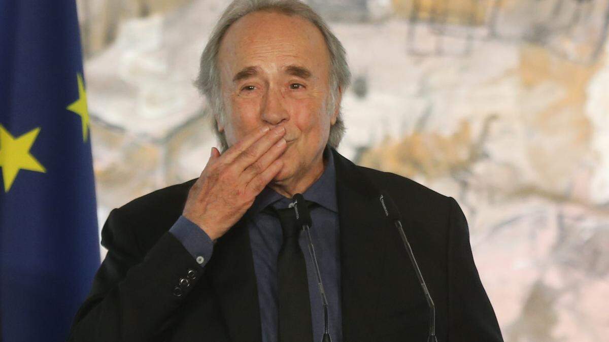 El cantante Joan Manuel Serrat (i), recibe la Gran Cruz de la Orden Civil de Alfonso X el Sabio por parte del presidente del Gobierno, Pedro Sánchez (d), en La Moncloa, a 22 de febrero de 2022, en Madrid (España). Serrat recibe este galardón tras su aprobación en el Consejo de Ministros por “su brillante carrera y su contribución a la cultura y el arte español”. El artista, que anunció el fin de su carrera el pasado año, es pionero de la Nova Cançó catalana, y ha sido reconocido con numerosos doctorados honoris causa, la Medalla de Oro al Mérito en el Trabajo (2006), la Medalla de Oro de la ciudad de Barcelona (2006) o la Medalla de Honor del Parlamento de Cataluña (2007), además del Grammy Latino ‘Persona del año’ en 2014, entre otros galardones. 22 DE FEBRERO DE 2022;MUSICA;ORDEN CIVIL;GALARDÓN;MERITO;JOAN MANUEL SERRAT EUROPA PRESS/I.Infantes. POOL / Europa Press (Foto de ARCHIVO) 22/2/2022