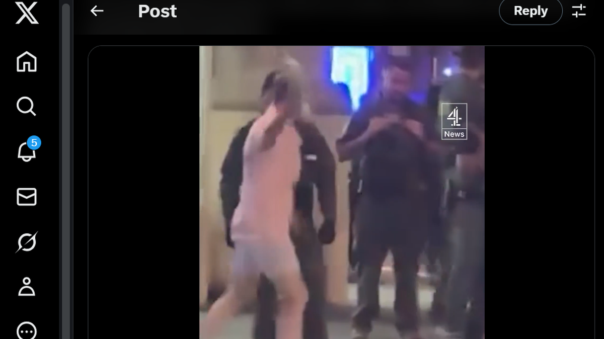 Un hombre se prepara a lanzar un sándwich a un agente policial en Washington DC, en este video que se viralizó en las redes sociales. El hombre fue posteriormente identificado como Sean Charles Dunn.