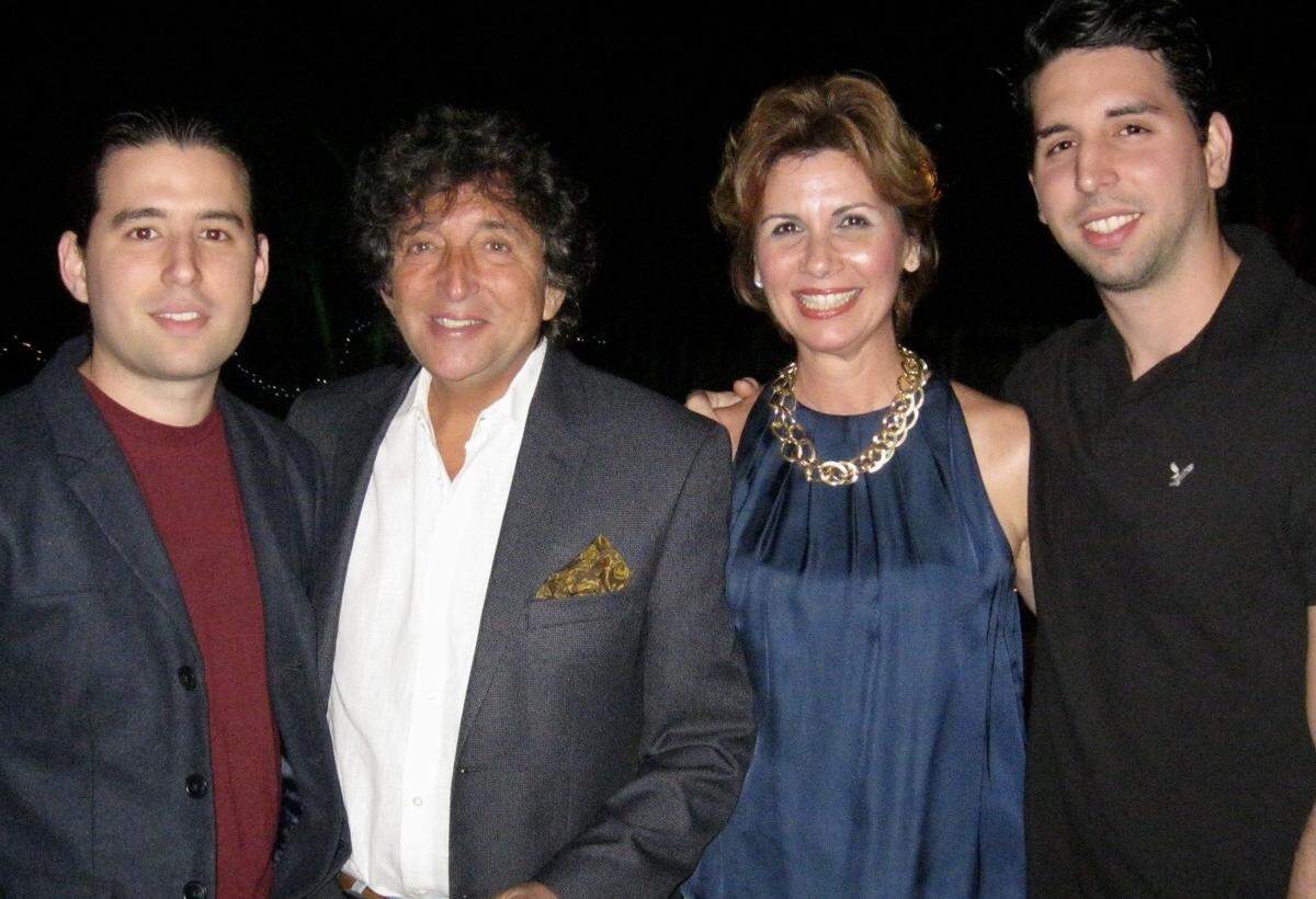 El cantante cubano Alfredito Rodríguez dice que el mejor regalo que ha recibido en su vida es su familia. En la foto con su esposa Mayra y sus hijos Alfredo (izq) y Daniel.