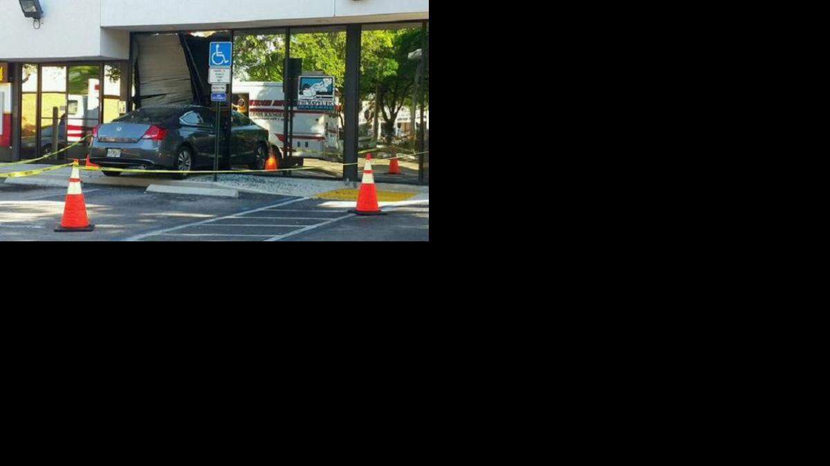 Un vehículo chocó contra el Centro Quiropráctico y de Bienestar Mona Issa localizado en el 11200 Pines Boulevard en Pembroke Pines. Cortesía CBS4
