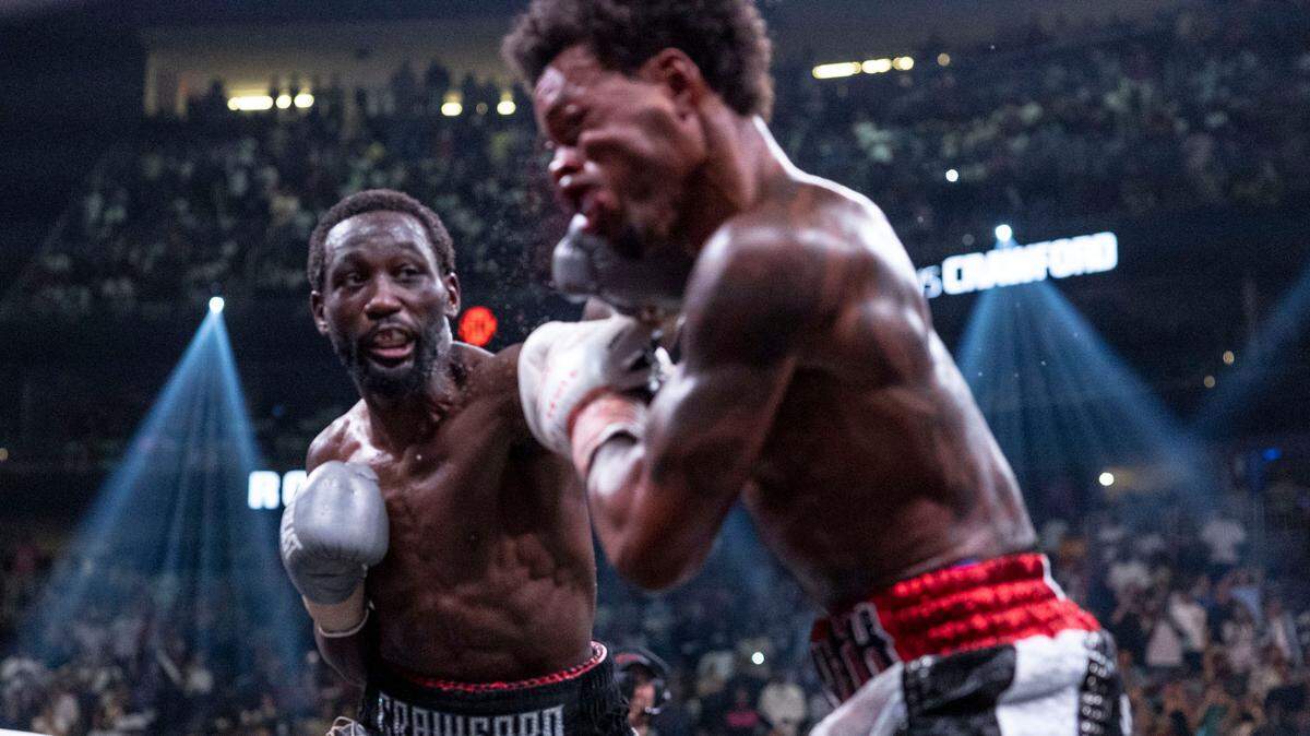 Terence Crawford (izq.) dominó a Errol Spence con una victoria por nocaut técnico en el noveno asalto, luego de tres conteos de protección y una paliza que dejó en pura admiración a los aficionados, el sábado 29 de julio de 2023 en Las Vegas. 
