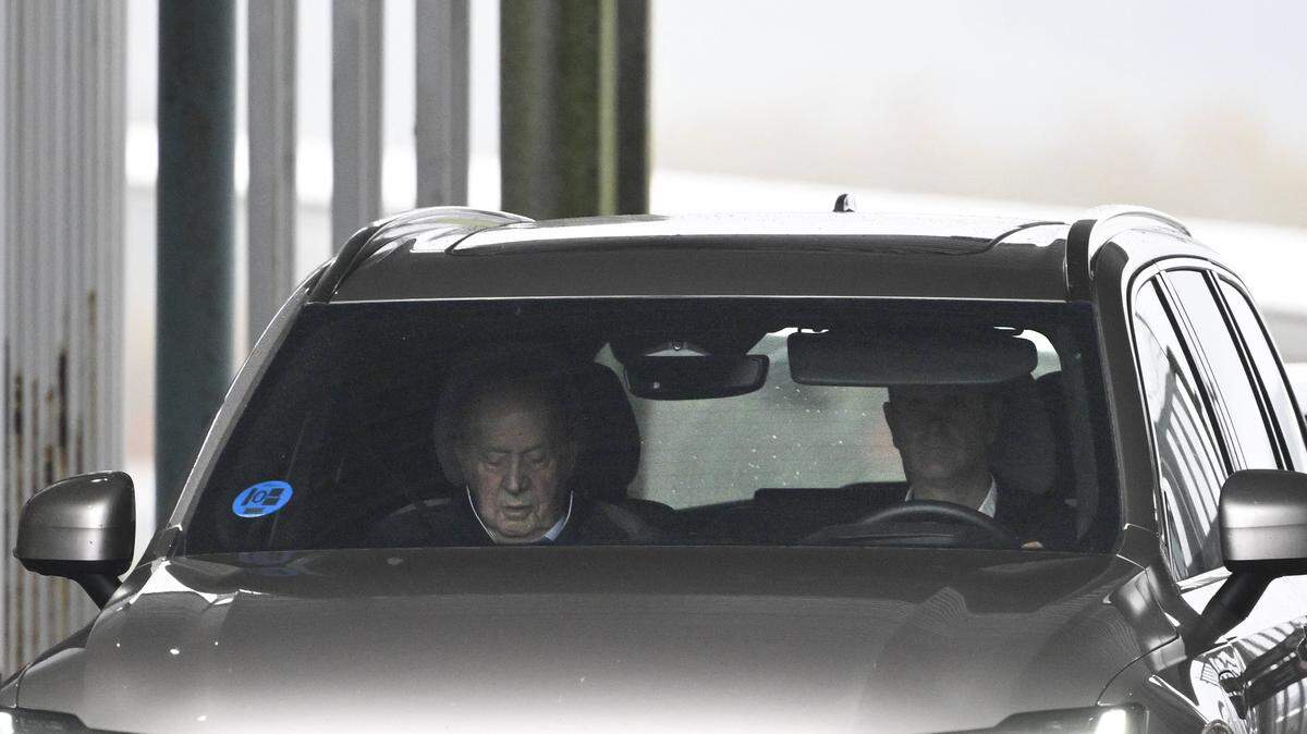 Former king of Spain Juan Carlos I (L) sits in a car after disembarking upon his arrival at the Peinador airport in Vigo, in northwestern Spain, on November 5, 2025. He dreams of returning to his country and acknowledges mistakes: the former King of Spain Juan Carlos, forced into exile after several scandals, describes himself as a "wounded man" in his memoirs released on November 5, 2025 in France. (Photo by Miguel RIOPA / AFP) (Photo by MIGUEL RIOPA/AFP via Getty Images)