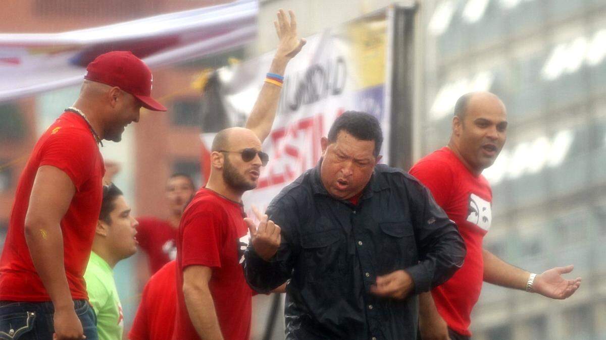 El Potro Álvarez (primero a la izquierda) haciendo campaña electoral con el fallecido presidente Hugo Chávez en octubre del 2012, poco antes de que el líder socialista muriera de cáncer.