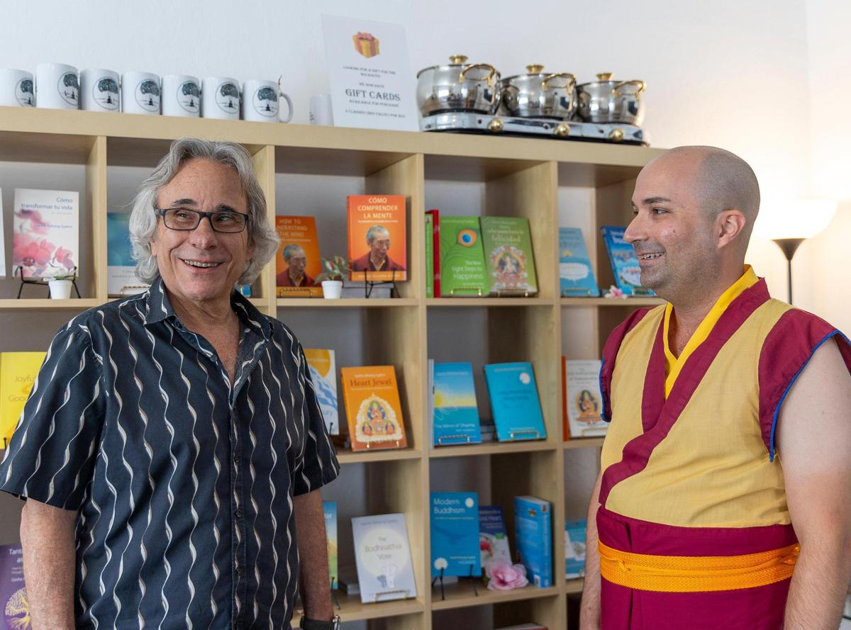 Todd Ellenberg (izq), estudiante y profesor voluntario, junto a Gen Kelsang Tashi, monje residente en el Centro de Meditación Kadampa de Miami.