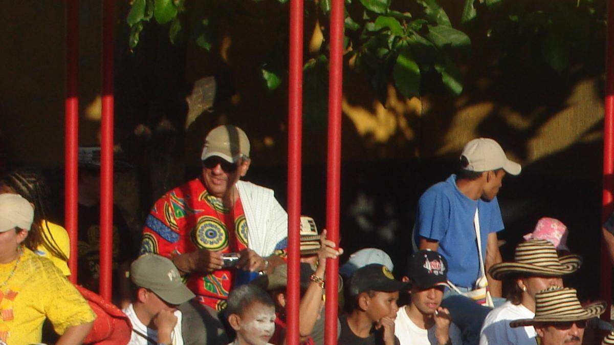 La gente baila cumbia en el Carnaval de Barranquilla del 2008.