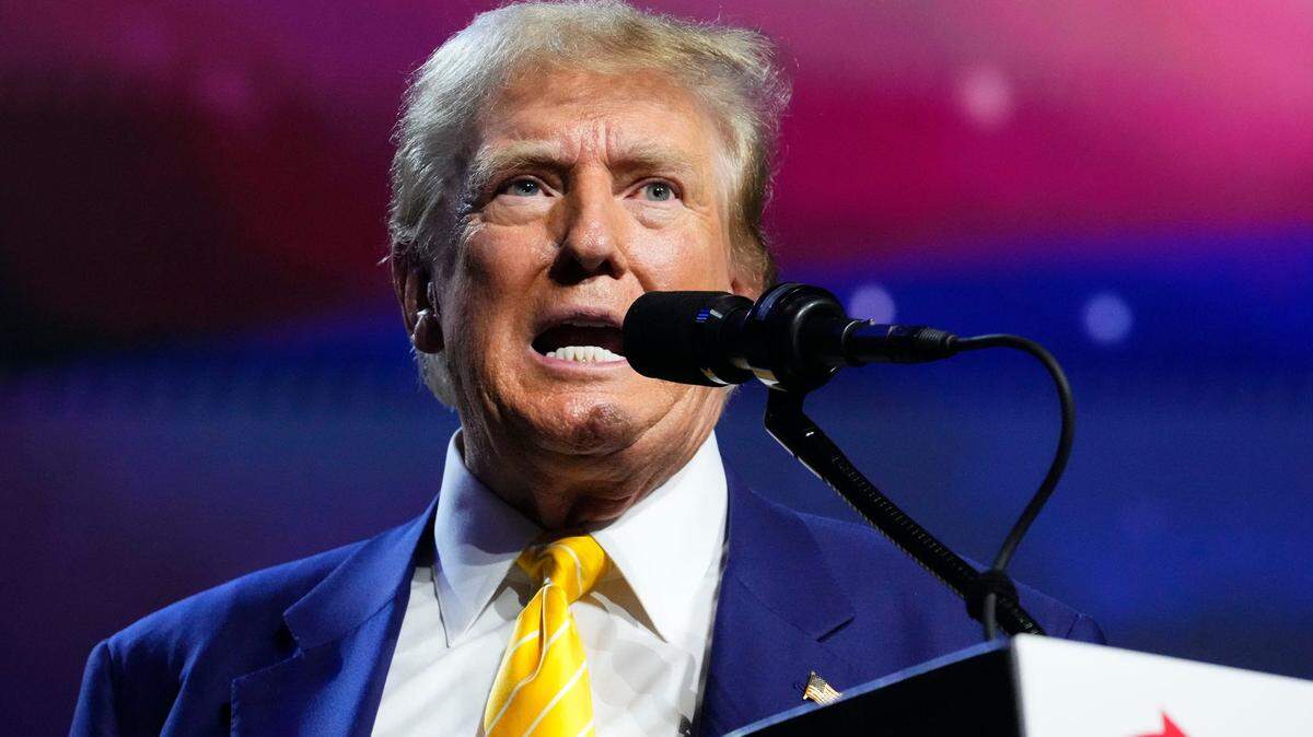 El ex presidente Donald Trump hace una aparición en una reunión pública organizada por el grupo conservador Turning Point Action en Dream City Church en Phoenix el 6 de junio de 2024.