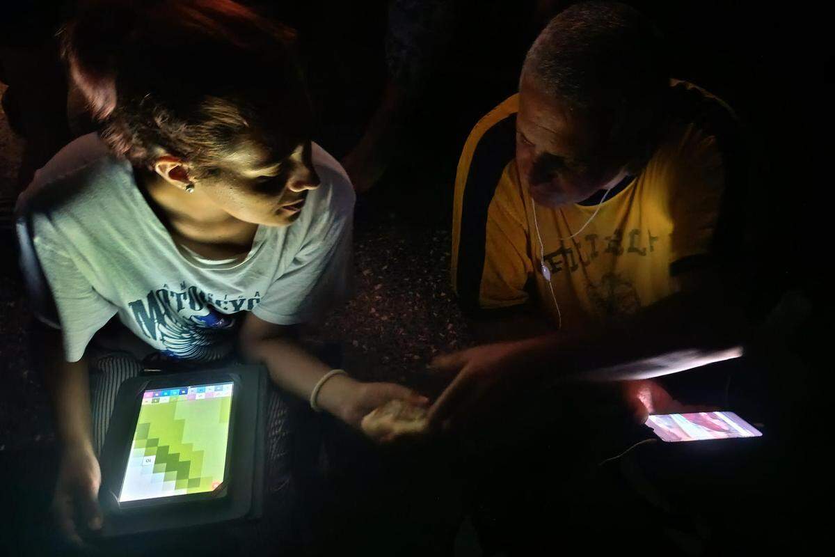 Personas hablan en una calle este viernes, durante un apagón en La Habana (Cuba). La llegada del verano amenaza con azuzar la ya grave crisis energética cubana, con apagones medios diarios de casi 20 horas. El panorama es “crítico”, según el propio Gobierno. EFE/ Ernesto Mastrascusa