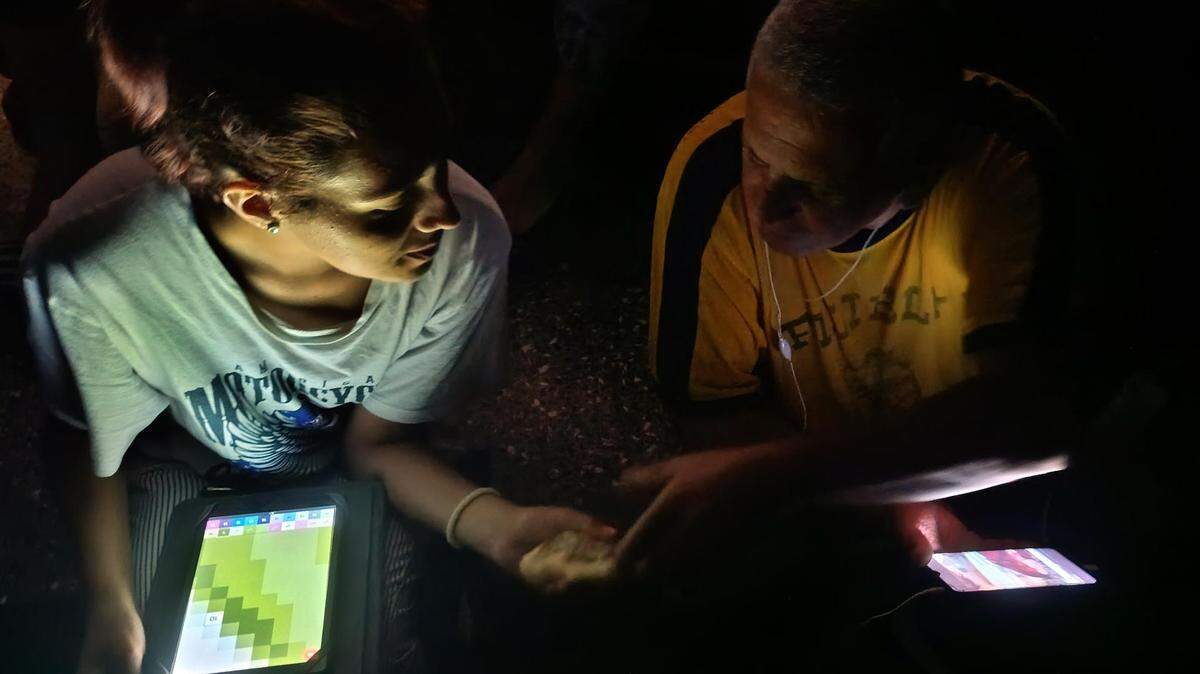Cubanos hablando durante un apagón el viernes en La Habana. EFE/ Ernesto Mastrascusa