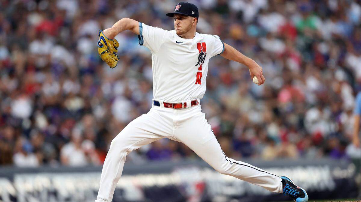 El zurdo de los Marlins Trevor Rogers lanza por la Liga Nacional en el Juego de las Estrellas celebrado el 13 de julio de 2021 en el Coors Field de Denver, Colorado.