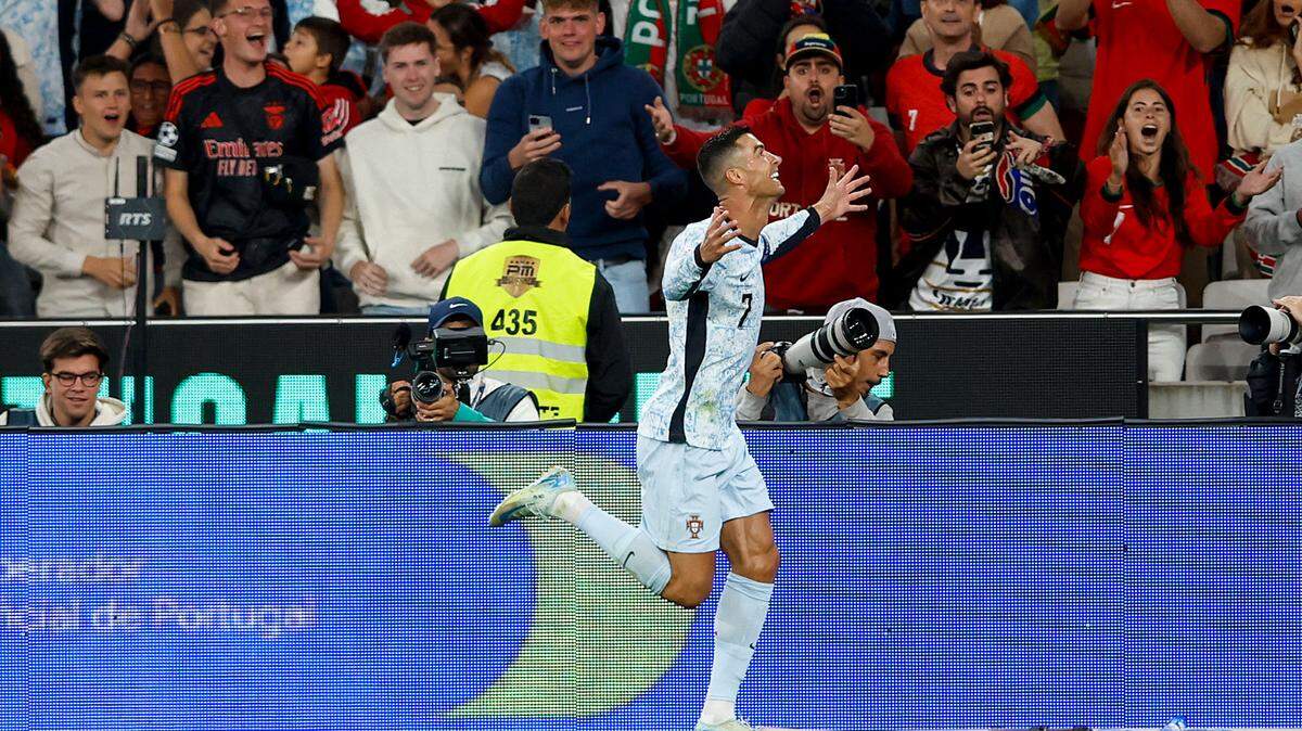 El delantero de Portugal Cristiano Ronaldo celebra tras anotar el gol 900 de su carrera en el partido de la Liga de Naciones ante Croacia, celebrado el 5 de septiembre de 2024 en Lisboa.