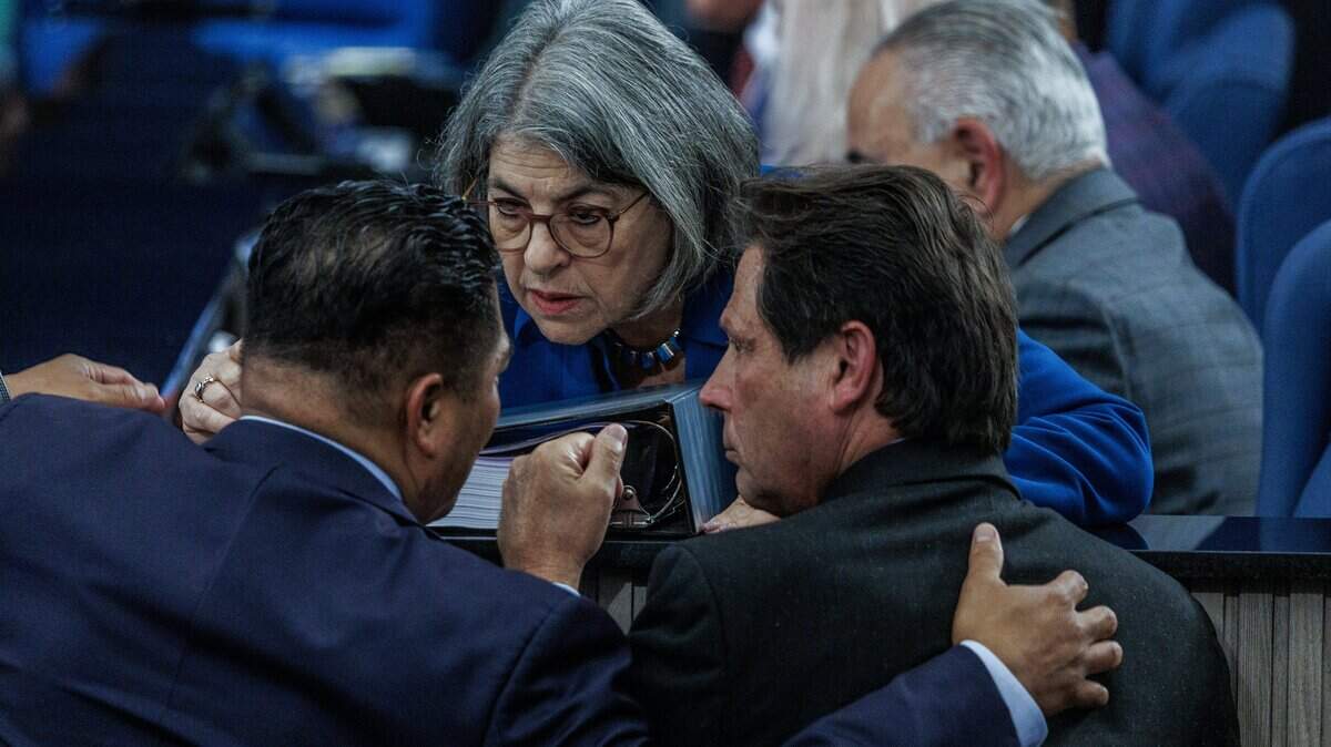 La alcaldesa Daniella Levine Cava habla con dos personas no identificadas antes de la reunión final de presupuesto sobre la propuesta de gasto de $ 12,900 millones en la Comisión del Condado, el pasado jueves.