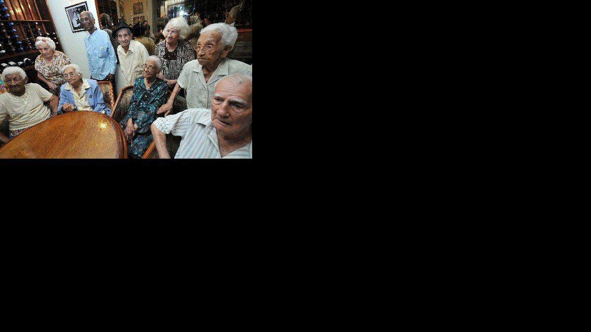 Un grupo de ancianos centenarios posa hoy, jueves 27 de mayo de 2010, en el marco del VI Encuentro de Centenarios cubanos, en La Habana (Cuba), como parte de las actividades de la VIII edición del Seminario Internacional Longevidad Satisfactoria. El número de centenarios en la isla asciende a 1.541 en la actualidad, 53 más que hace dos años. EFE/Alejandro Ernesto