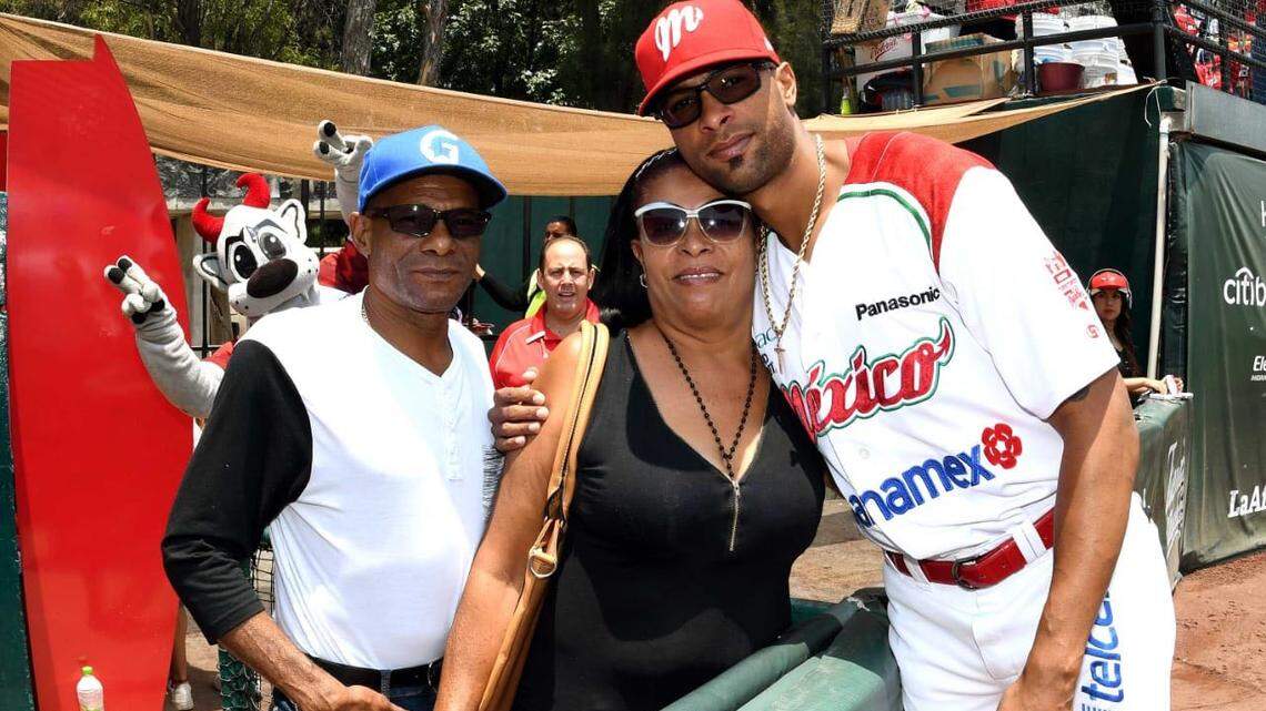 HENRY URRUTIA junto a su padre Ermidelio (izq.) y su madre (centro) en un juego de los Diablos Rojos.