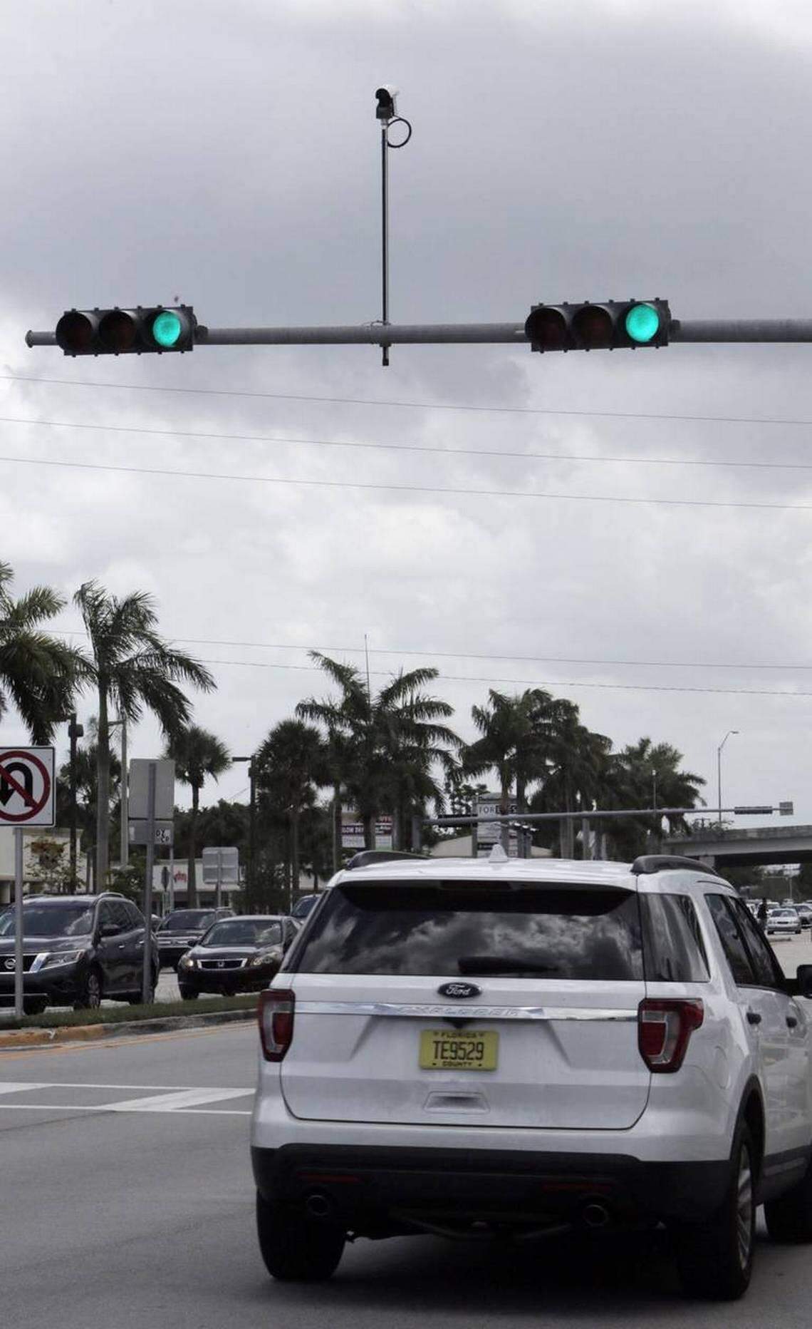 Una cámara detecta un vehículo en un semáforo en la US 1, cerca de la estación de Metrorail de South Dadeland.