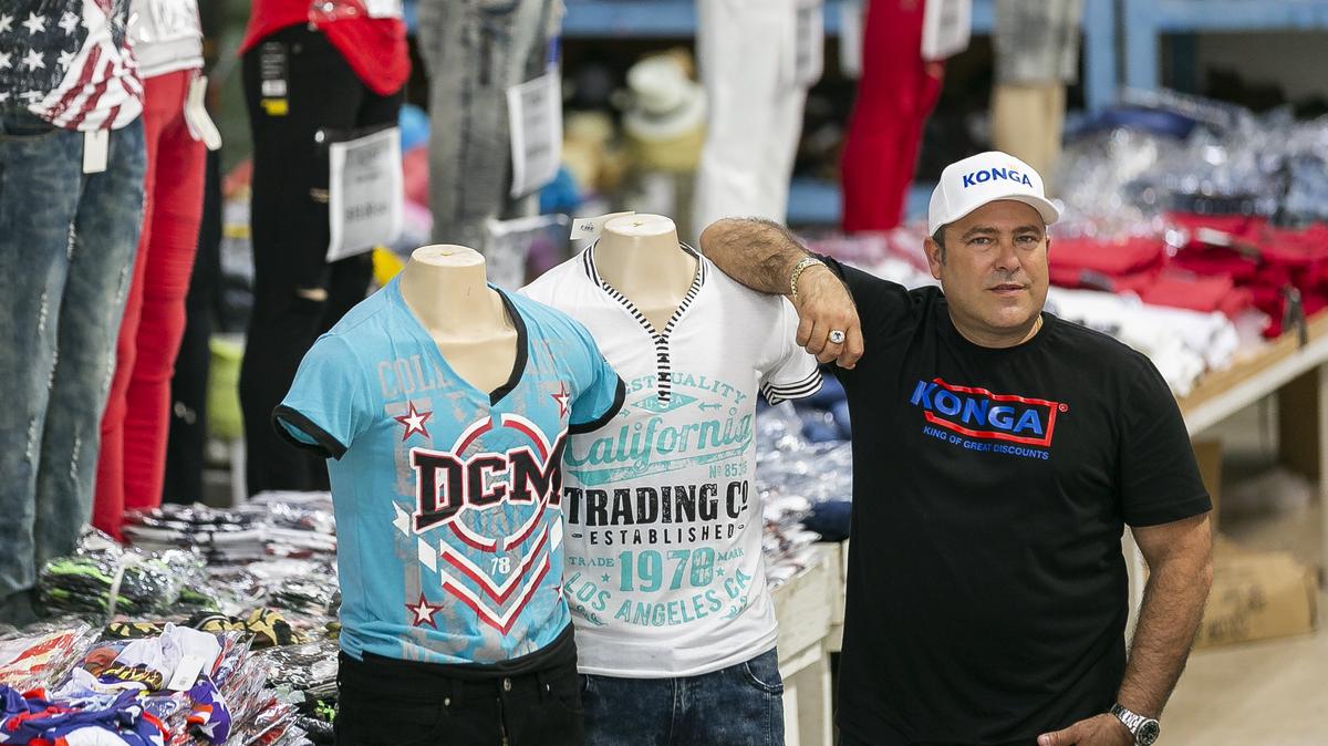 El actor Tony Cortés es el dueño de Konga Store, un negocio en una zona de almacenes y tiendas de ventas al por mayor y al detalle en Miami Lakes, que vendía mucho a cubanos que venían de la isla. El cambio en el visado ya influye en las ventas de la zona.