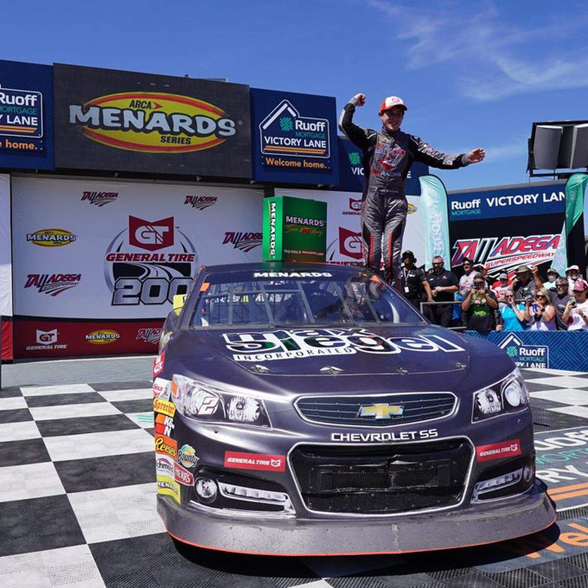 Encima de su Chevrolet Nick Sánchez celebra luego de ganar en Tallageda, Alabama, el sábado 23 de abril pasado.