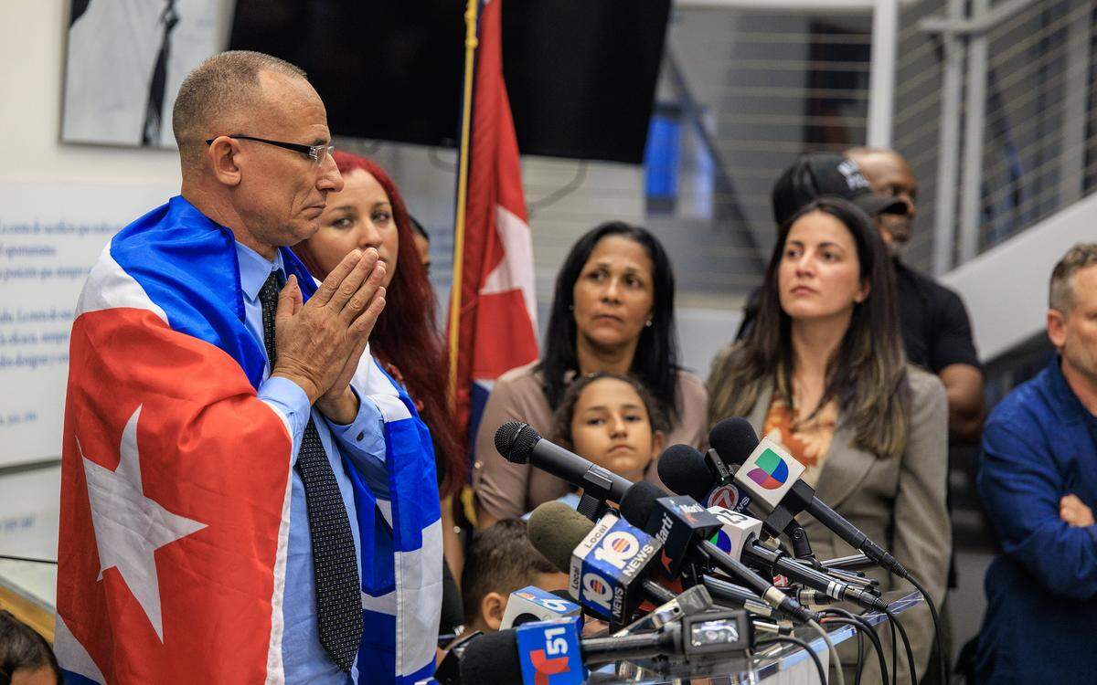 El líder disidente cubano José Daniel Ferrer habla con los medios de comunicación junto a su esposa, su hijo y sus familiares durante una conferencia de prensa en la Fundación Nacional Cubanoamericana en la Pequeña Habana, el lunes 13 de octubre de 2025, tras llegar a Miami. El gobierno cubano liberó a Ferrer de la prisión y lo exilió a él y a su familia en Estados Unidos.