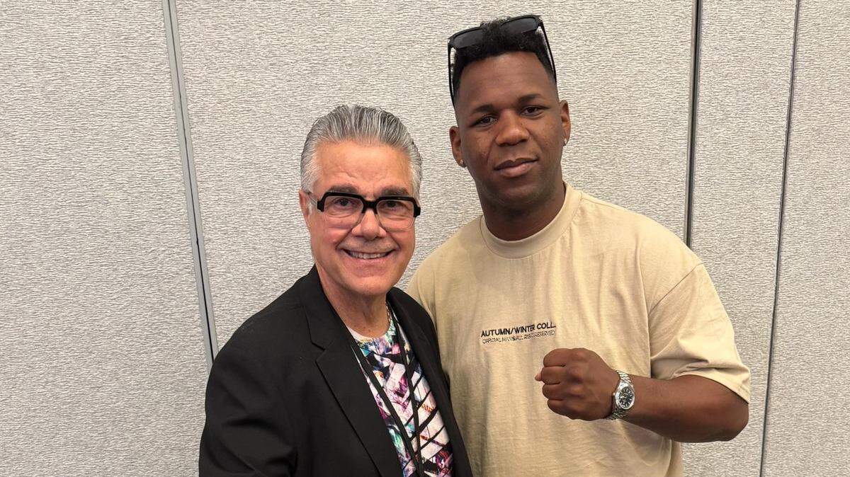 Lenier Peró junto a Luis De Cubas Sr., ejecutivo de Warriors Boxing.
