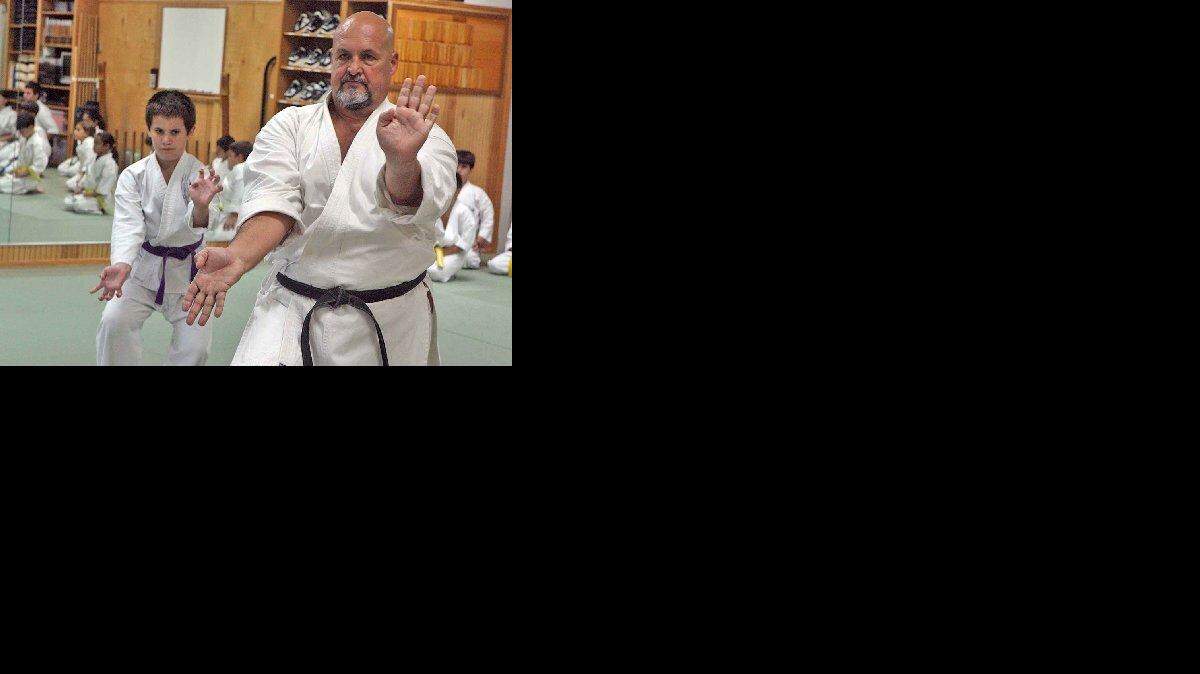 El Sensei Armando Martínez junto con el alumno Andy Delgado realizando una Kata, como parte de la clase de Karate en el Jundokan Dojo.