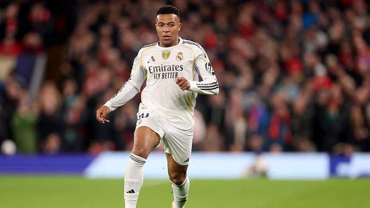 El delantero francés del Real Madrid, Kylian Mbappé estará ausente al menos tres semanas por un esguince de rodilla. 

