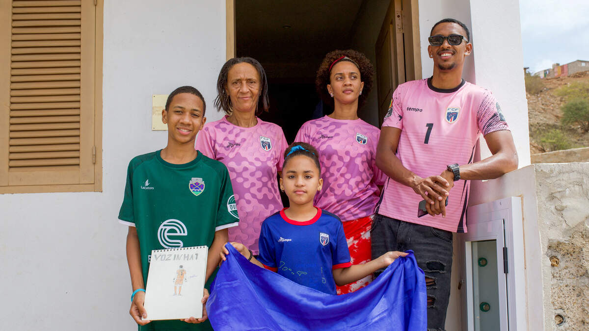 Ana Candida Evora, madre del portero caboverdiano Vozinha, posa para una fotografía con otros miembros de su familia durante una entrevista con Reuters en su casa de Mindelo, Sao Vicente, Cabo Verde, el martes 16 de junio de 2026.